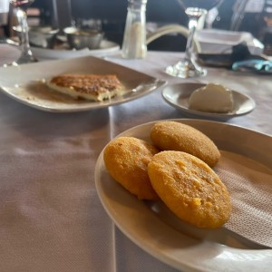 Entrada de arepas, queso y nata