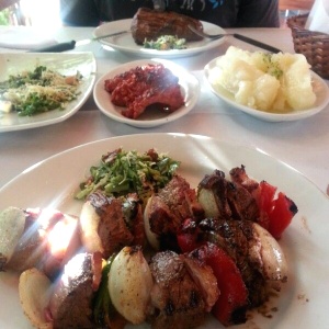 Brochetas de lomito, yuca y chorizos