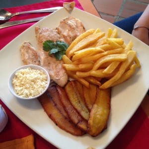 Pechuga de pollo con papas fritas y tajadas