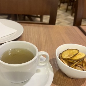 Caldo de carne y chip de batatas de entrada por la casa 