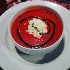 Crema de tomate con pesto