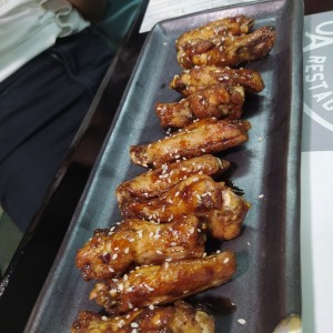 Alitas de Pollo con salsa BBQ de tocineta ahumada