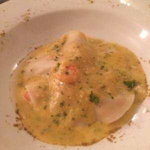 raviolo de camarones en crema de auyama 
