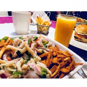 Ensalada acevichada + jugo de parchita