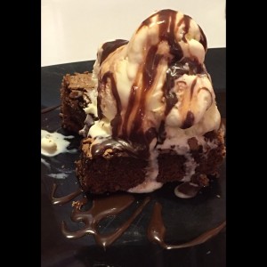 Brownie con helado, NO lo comi , pero dijeron que estaba bueno !