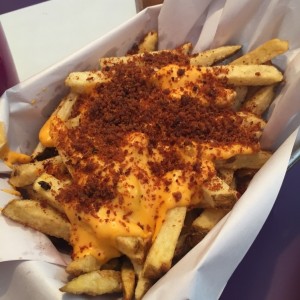 Papas rusticas con queso fundido y tocineta..(excelentes)