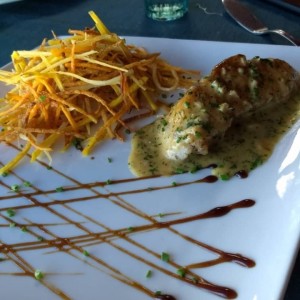 Pescado a la menier con bastones de papa, yuca, batata y platano