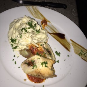 suprema de pollo con pasta 4 quesos