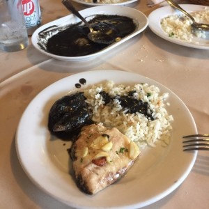 Pargo con arroz silvestre y chipirones en su tinta