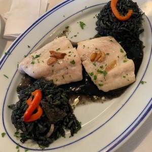 Pargo con arroz negro