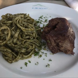 Spaghetti al Pesto con Medallon de Lomito