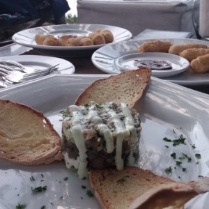 tartar de atun y tequenos