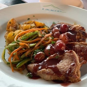 lomo de cerdo en salsa de moras, con cebollas mini