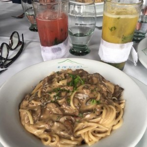 linguini con salsa grotta y de bebidas mojito de fresa y melocoton