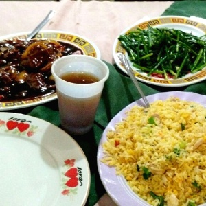 Flor de ajoporro, carne y arroz cantones con te frio