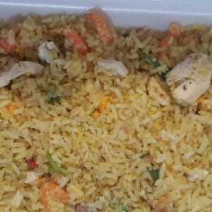 Arroz del chef camarones, pollo y cerdo 