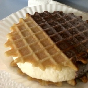 Waffle de chocolate y vainilla
