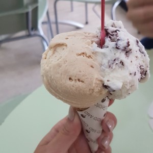 Barquilla de avellana y stracciatella.