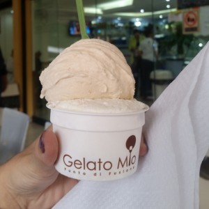 Tres leches y crocante de merey.