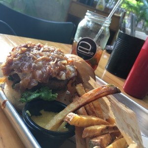 hamburquesa con cebollas caramelizadas + queso