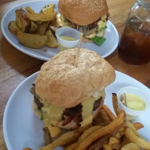 Old Fashion Burger con papas fritas y papas bravas.