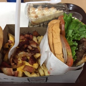 hamburguesa de tocineta con papas con quedo chedar y tocineta 