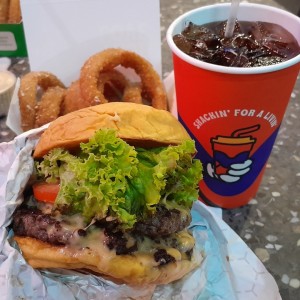 Double Cheese Burger con aros de cebolla