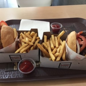 hamburguesa sencilla con queso y cebolla caramelizada y hamburguesa sencilla con tocineta, buena presentacion pero pesima calidad y sabor