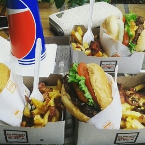Hamburguesa shack con extra de tocineta y queso fundido.