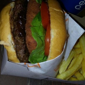 hamburguesa con shack de queso cheddar y cebollas caramelizadas