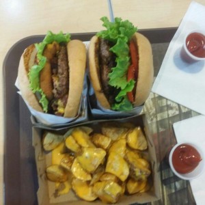 Shack de portobello con papas bravas