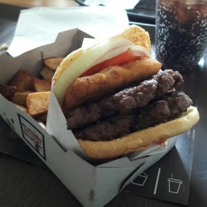 Hamburguesa doble con shack snack de queso y tocineta