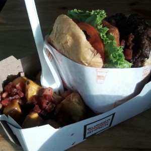 Hamburguesa shack con papas bravas
