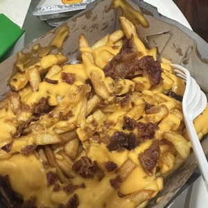 Papas queso y tocineta