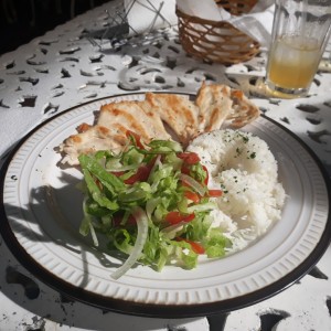 Pechuga de Pollo con arroz y ensalada