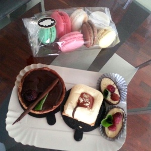 Macaroons, pie de choco-mora y mini mousse de guanabana con mora