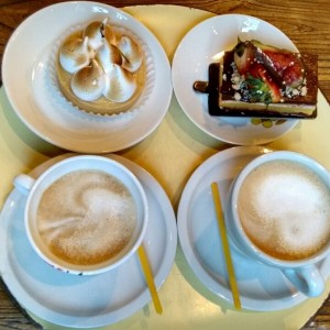 Pie de limon, postre de mango y chocolate con cafe