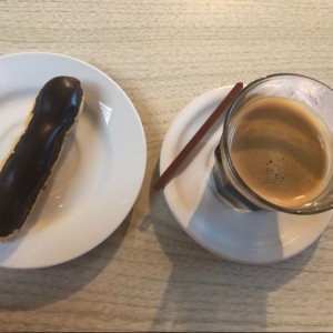 UN ECLER DE CHOCOLATE y un buen cafe de super sabir 