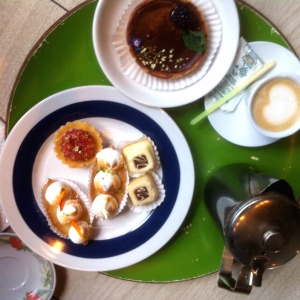 Chocomora, pie de limon, tartaleta de higos, chesscake de chocolate y buen cafe