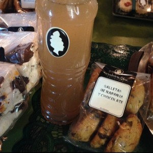 te verde y galletas de naranja y chocolate