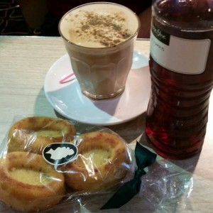 Cafe, te de flores y ponquesitos de parchita.