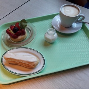 tartaleta de frutos rojos, eclair, y caffe billa 