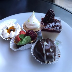 pie parchita y limon. Panacotta mora, crema parchina con mora y fresa y profiterol todo pettie 