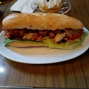 sandwich de pollo con vegetales. 