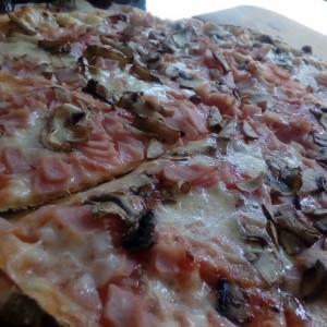 Pizza de prosciutto e funghi