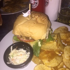 hamburguesa fria, con lechuga vencida y casi sin queso ni tocineta