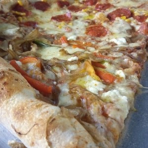 Mitad mediterranea mitad pepperoni con maiz