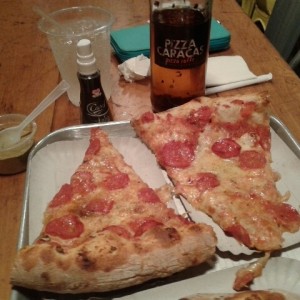 Par de Slices de Pepperoni pizza