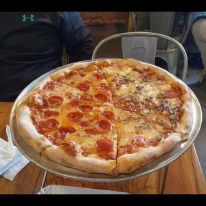 Pepperoni y Jamón y champiñones, todo poquitico