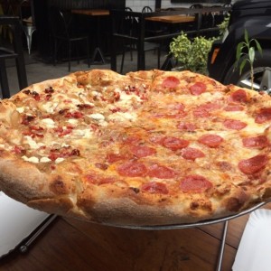 Pepperoni con Tomate seco y Cebolla Caramelizada